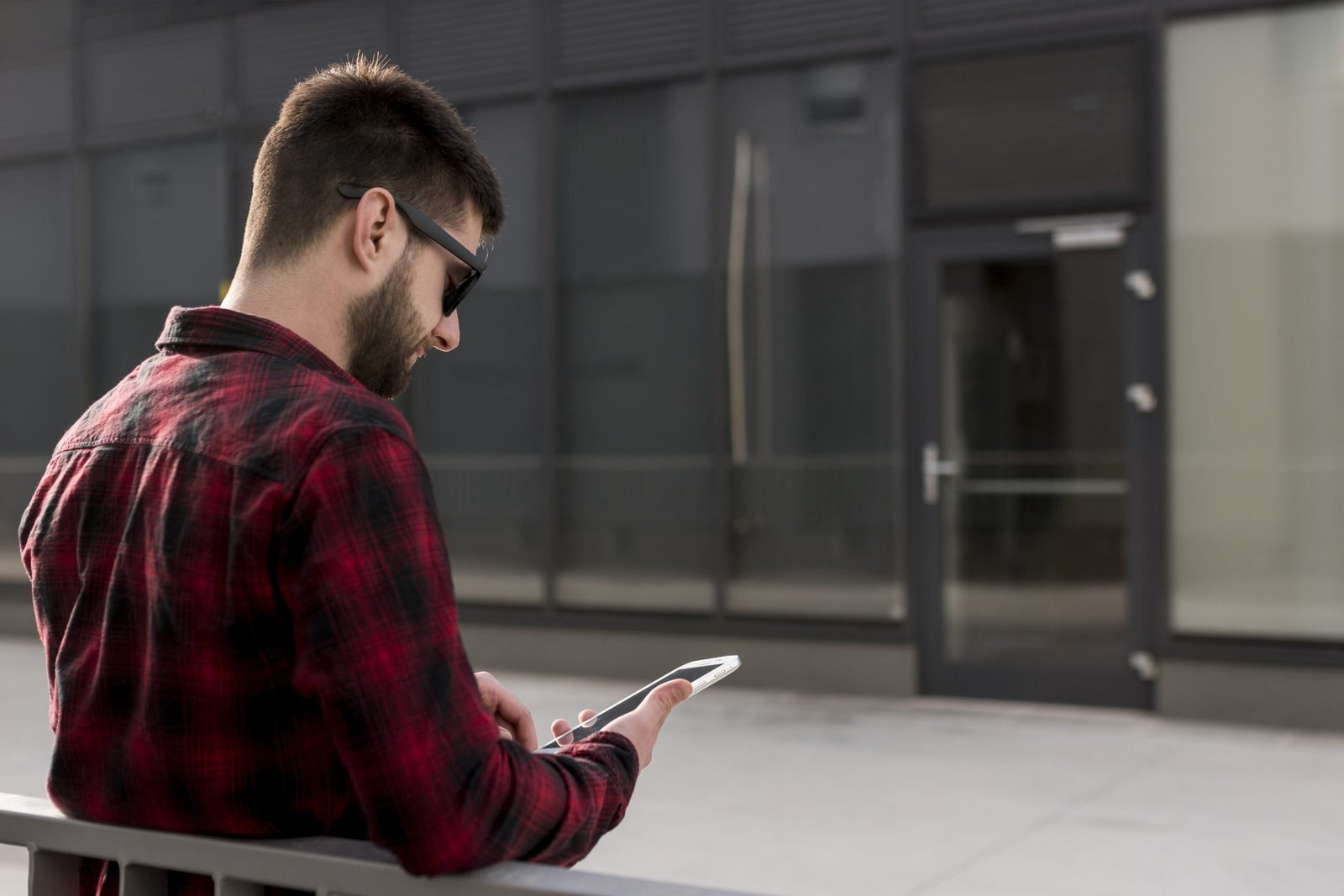 hipster-with-sunglasses-using-smartphone
