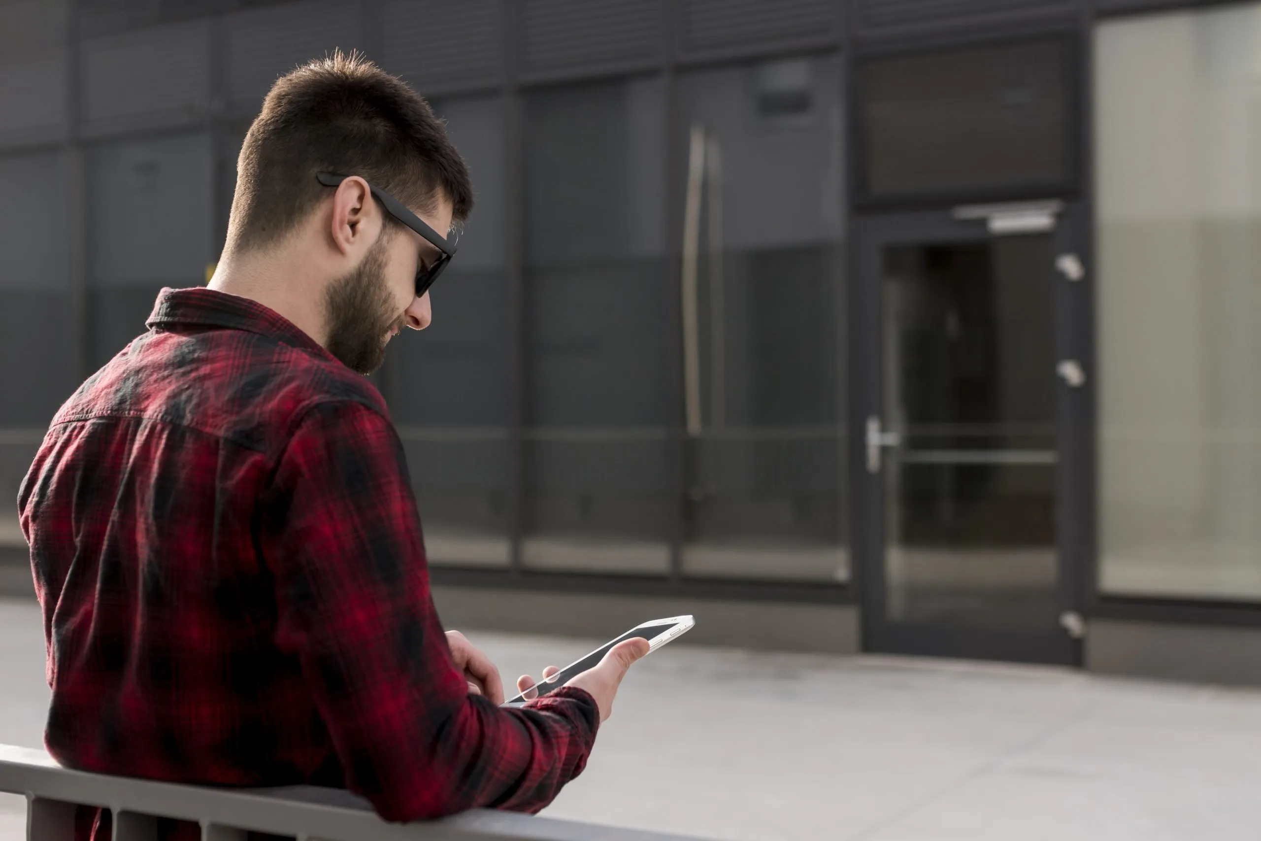 hipster-with-sunglasses-using-smartphone